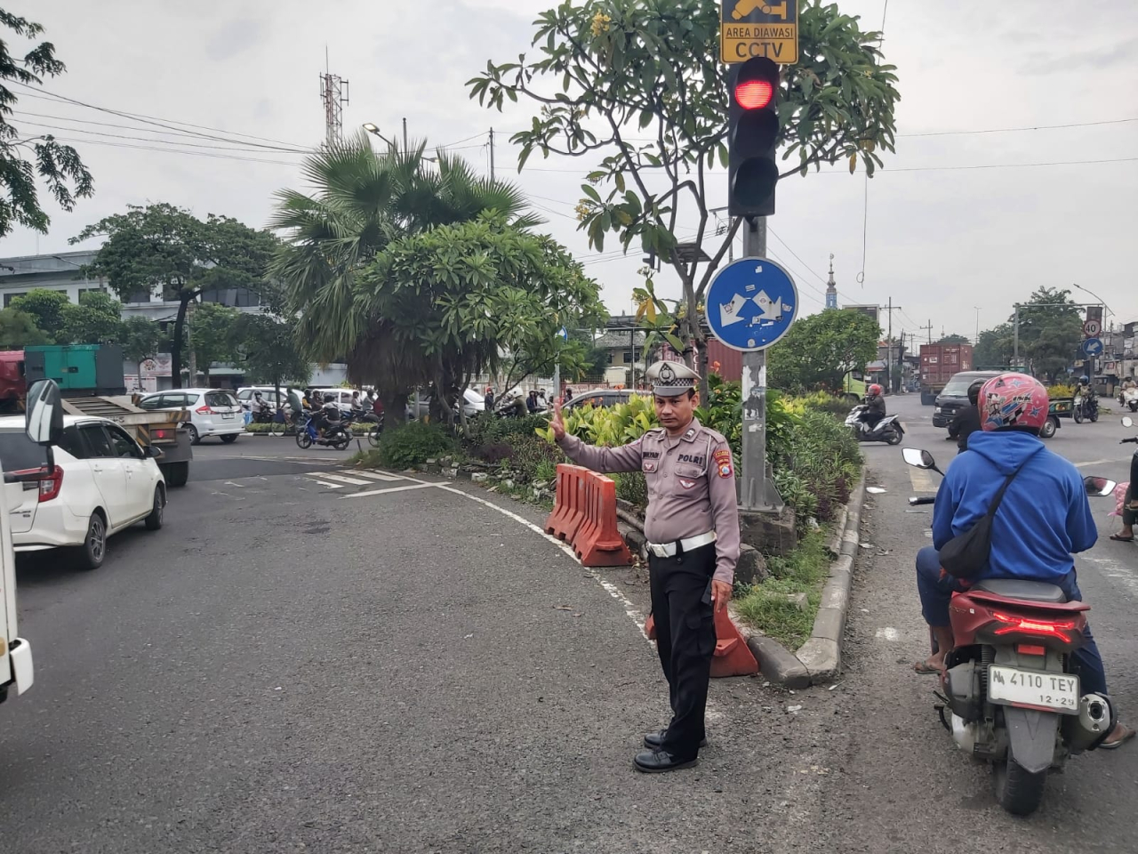 Pengaturan dan Pemantauan Arus Lalu Lintas Polsek Krembangan di Simpang Tiga Mbah Ratu Antisipasi Arus Balik Lebaran