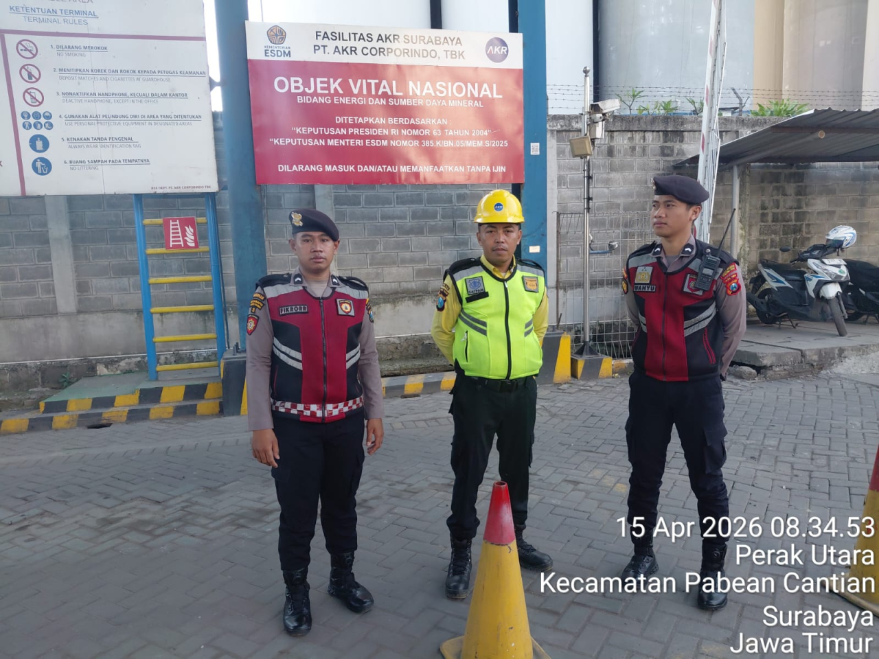 Patroli Kota Presisi Sat Samapta Polres Pelabuhan Tanjung Perak Laksanakan Pengecekan di PT AKR Corporindo