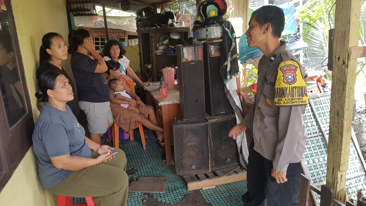 Bhabinkamtibmas Asemrowo Sambang Warga Tambak Dalam Baru, Imbau Waspada Penipuan Modus Telepon