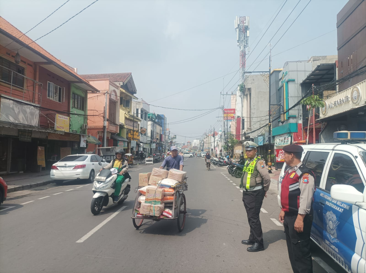 Personel Polsek Pabean Cantikan Laksanakan Pengaturan Arus Lalu Lintas di Jalan KH Mas Mansyur