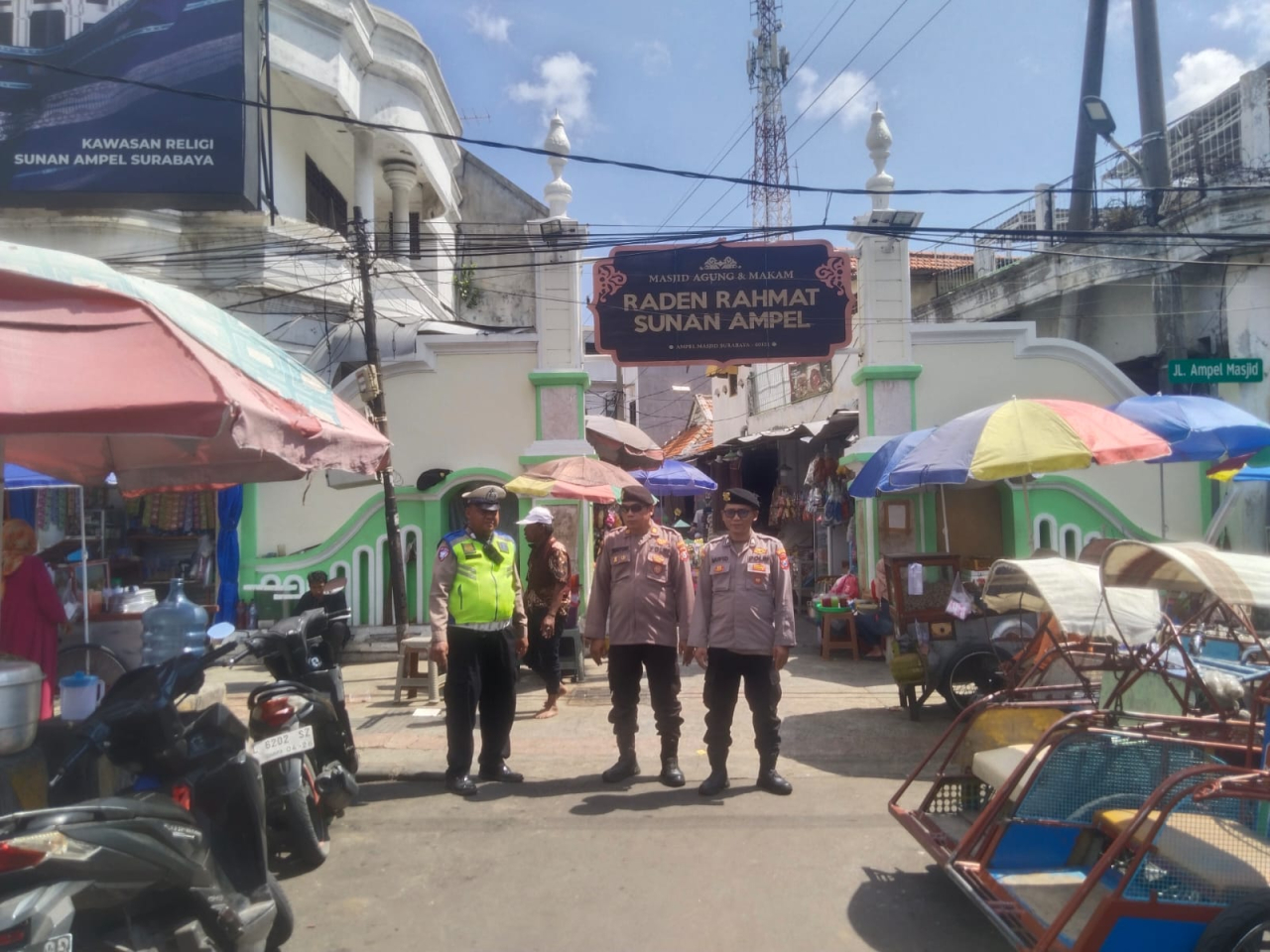 Personel Polsek Semampir Laksanakan Patroli Harkamtibmas di Kawasan Wisata Religi Sunan Ampel