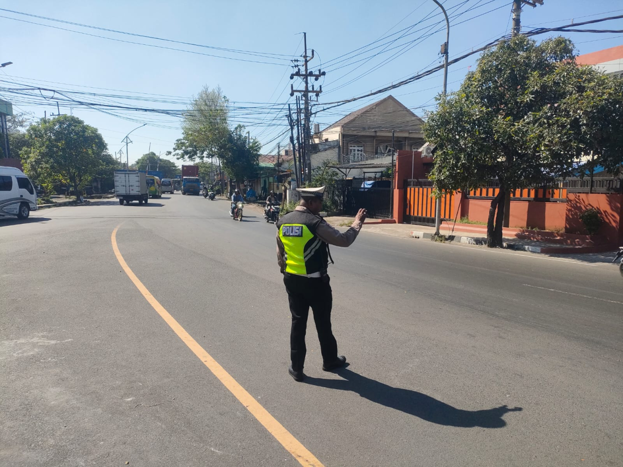 Patroli dan Pengaturan Lalu Lintas Satlantas Polres Pelabuhan Tanjung Perak Berjalan Aman dan Lancar