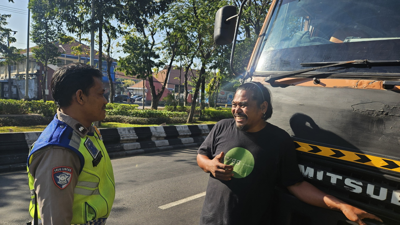 Satlantas Polres Pelabuhan Tanjung Perak Gencarkan Edukasi Tertib Berlalu Lintas kepada Masyarakat