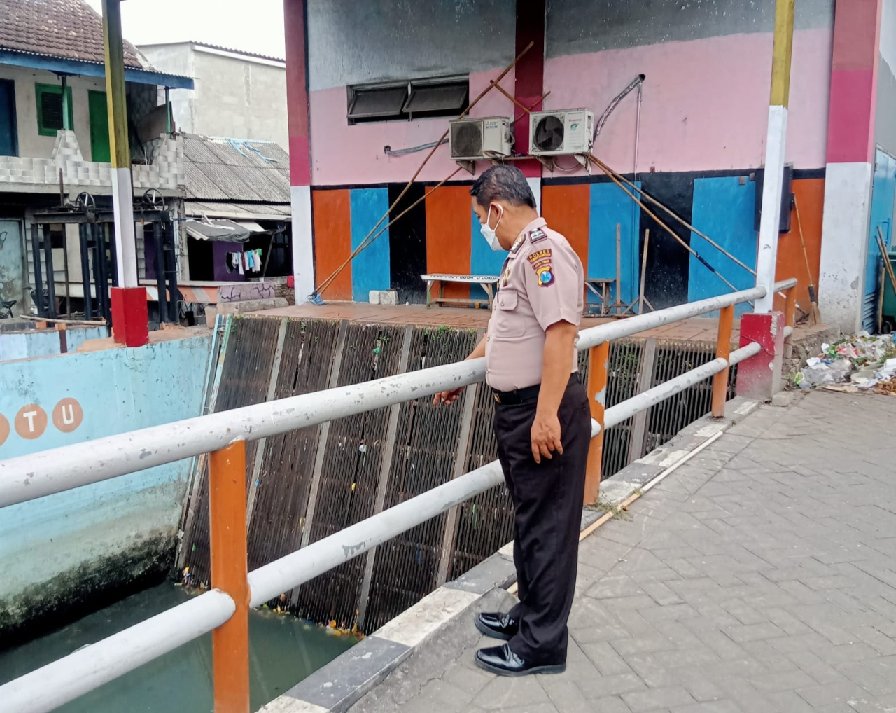 Polsek Krembangan Patroli di Jalan Tanjung Sadari, Pantau Kamtibmas dan Debit Air