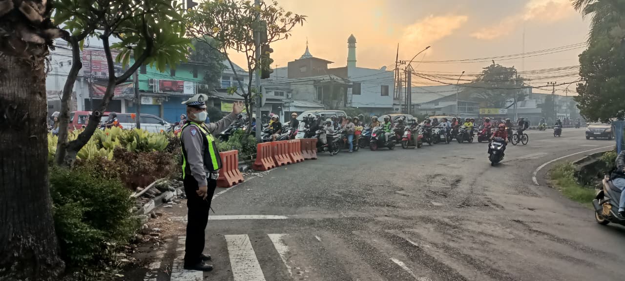 Polsek Krembangan Laksanakan Pengaturan Lalu Lintas Pagi di Simpang Tiga Mbah Ratu