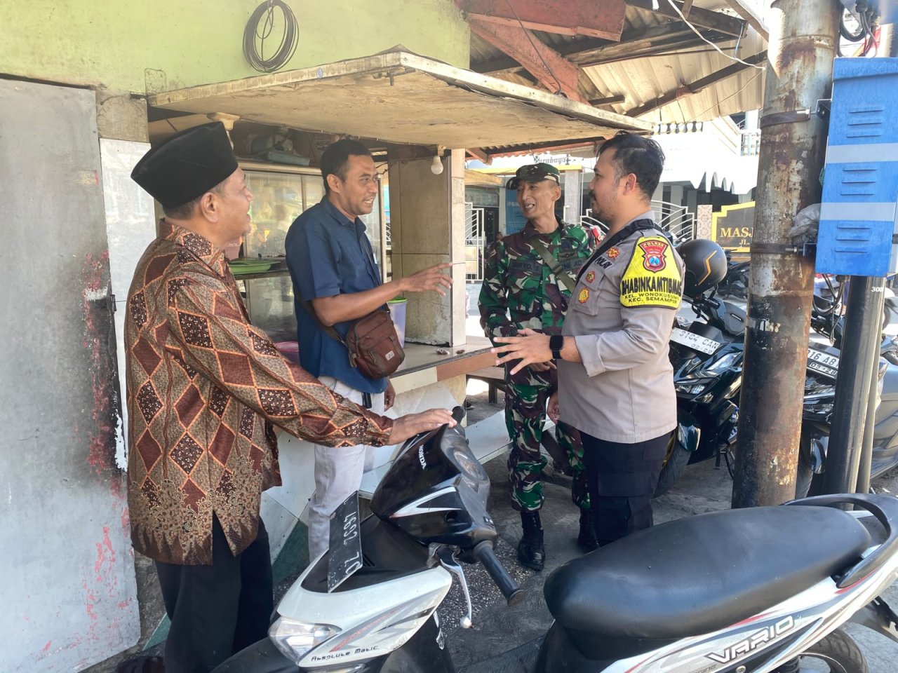 Bhabinkamtibmas Wonokusumo Perkuat Sinergi dengan Ketua RW Melalui Cangkrukan Kamtibmas