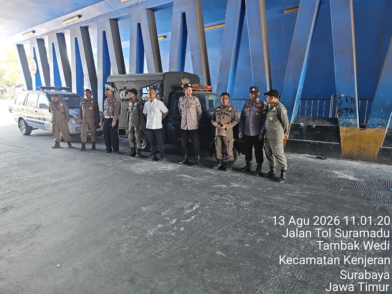 Polsek Kenjeran dan Satpol PP Patroli Harkamtibmas di Bawah Jembatan Suramadu