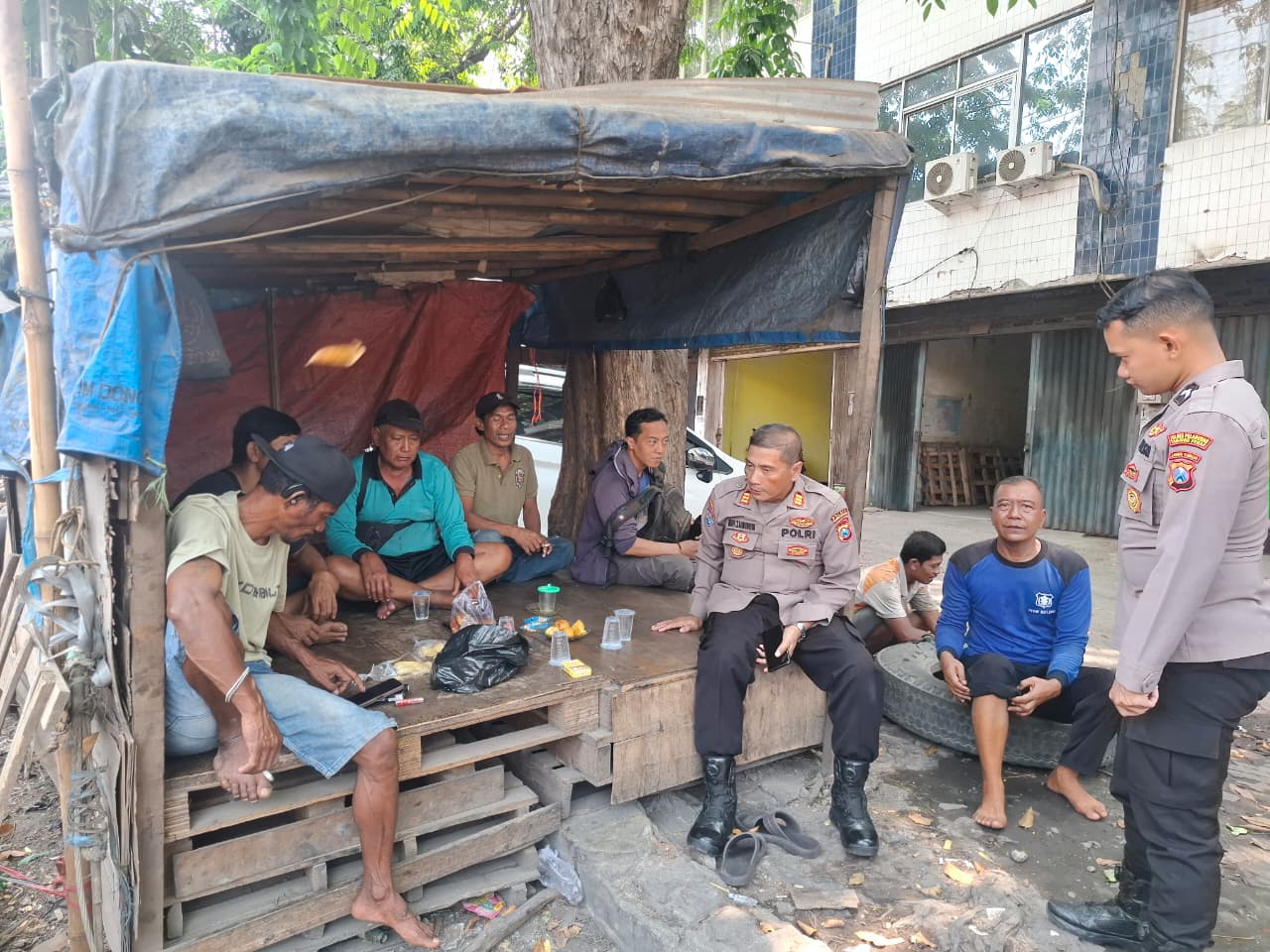 Kasat Binmas Polres Pelabuhan Tanjung Perak Cangkrukan Bersama Masyarakat Perak Utara, Sampaikan Pesan Kamtibmas