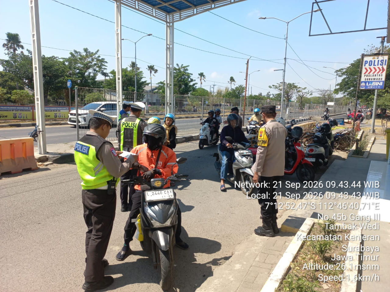 Polsek Kenjeran Bersama Polres Tanjung Perak dan Satpol PP Gelar Operasi Pemeriksaan R2 di Pos Suramadu