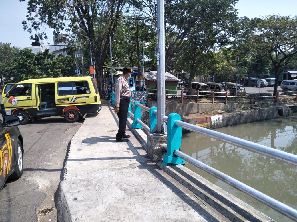 Polsek Pabean Cantikan Pantau Debit Air di Sungai Kalimas, Antisipasi Bahaya Banjir
