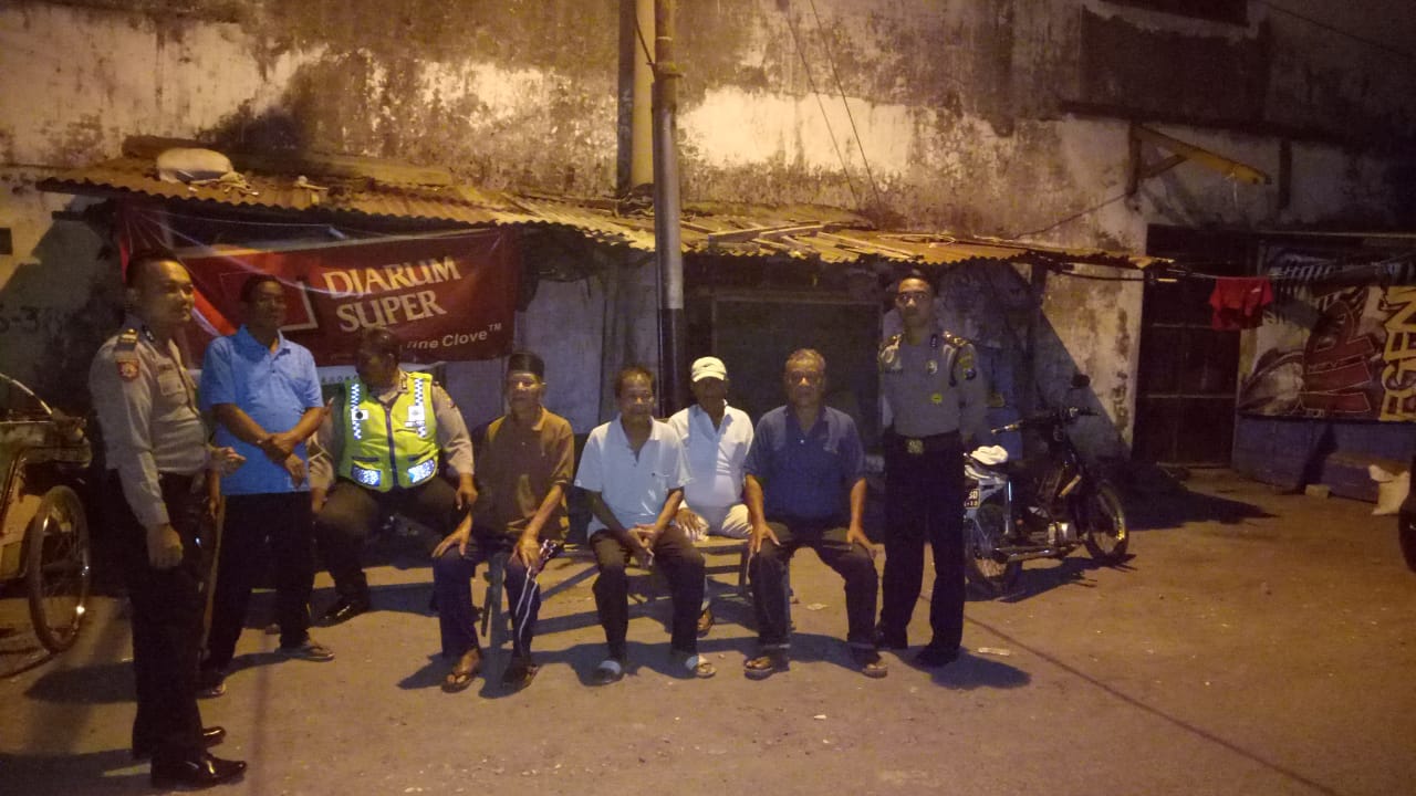 Polsek Krembangan Patroli Malam ke Pemukiman, Antisipasi Tindak Kriminalitas 3 C