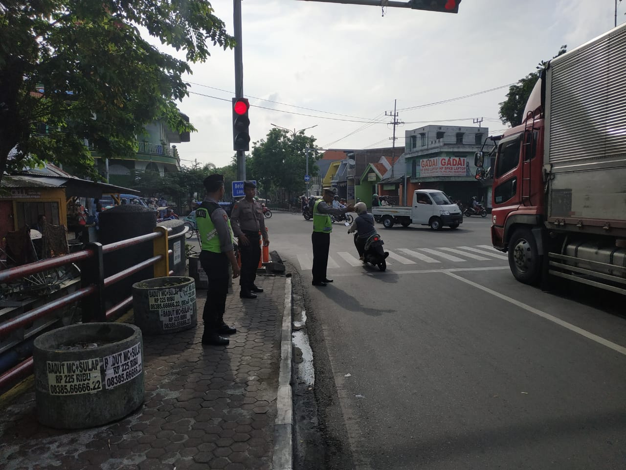 Polsek Semampir Laksanakan Pengaturan Pagi Diikuti Penindakan di Karang Tembok