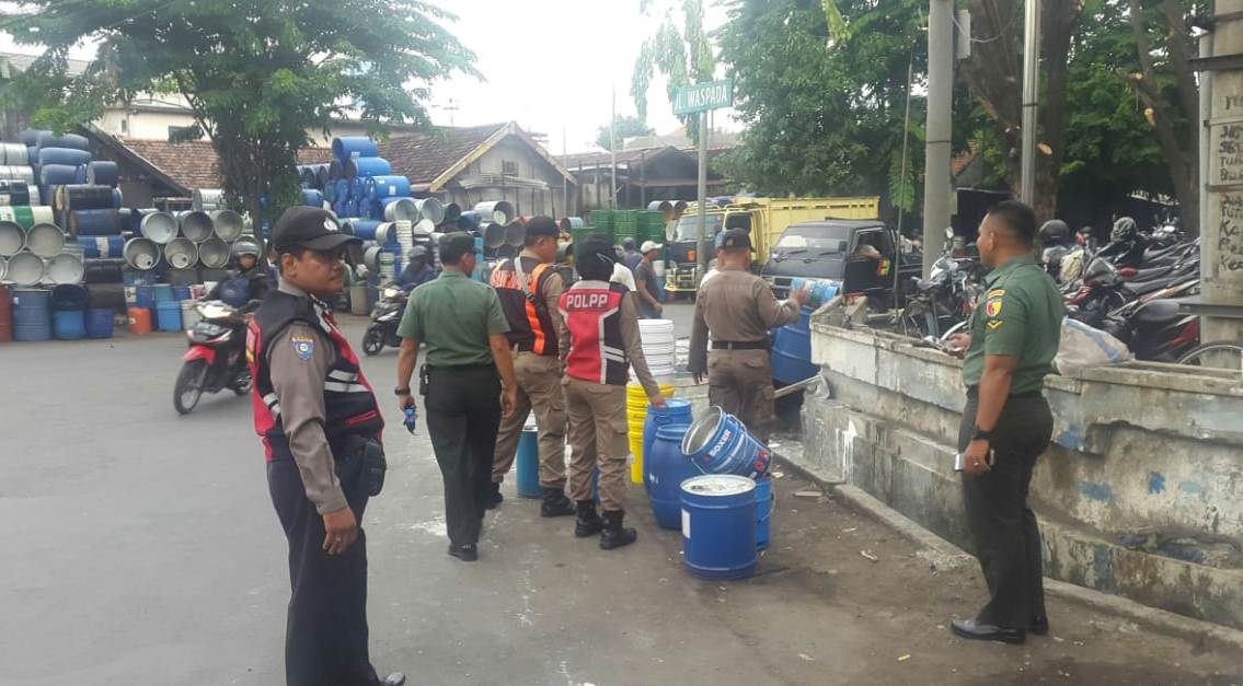 Babinkamtibmas Polsek Pabean Cantikan Kawal Penertiban Pedagang