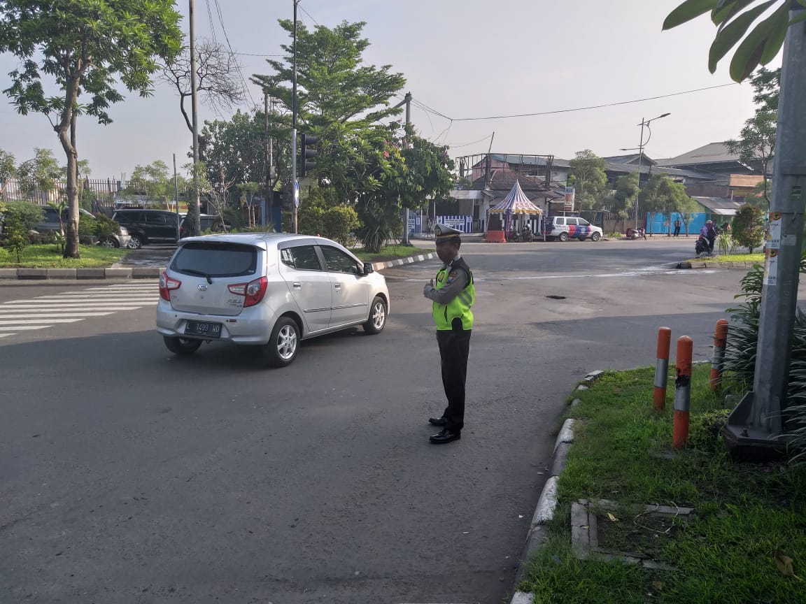 Polsek Asemrowo Laksanakan Pengaturan Lalu Lintas Pagi Rutin Cegah Kemacetan