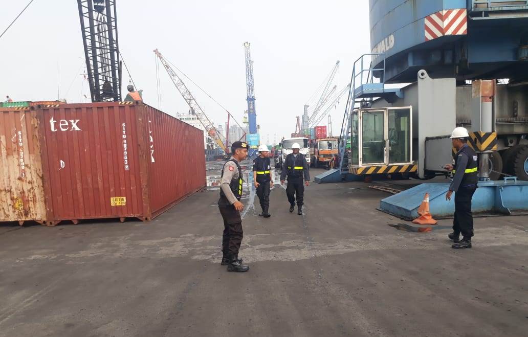 Satsabhara Polres Tanjung Perak Gelar Patroli Bareng Pelindo di Terminal Jamrud Utara