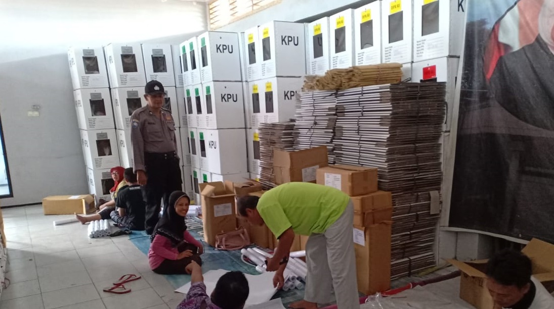 Babinkamtibmas Sidotopo Kontrol Logistik Pemilu di UPTD Ampel