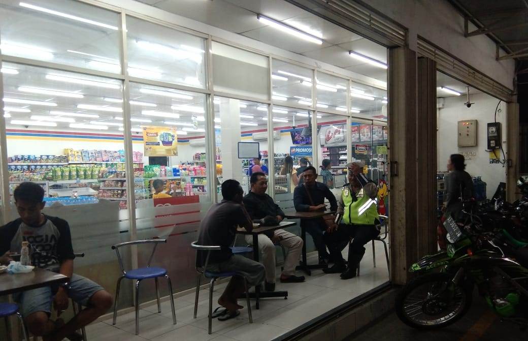 Antisipasi Kejahatan di Mini Market, Polsek Asemrowo Gelar Patroli Malam