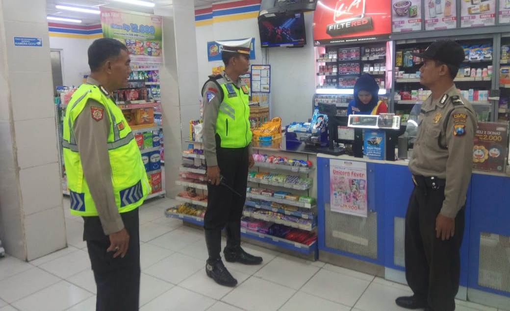Patroli Malam di Mini Market, Polsek Asemrowo Antisipasi Kriminalitas