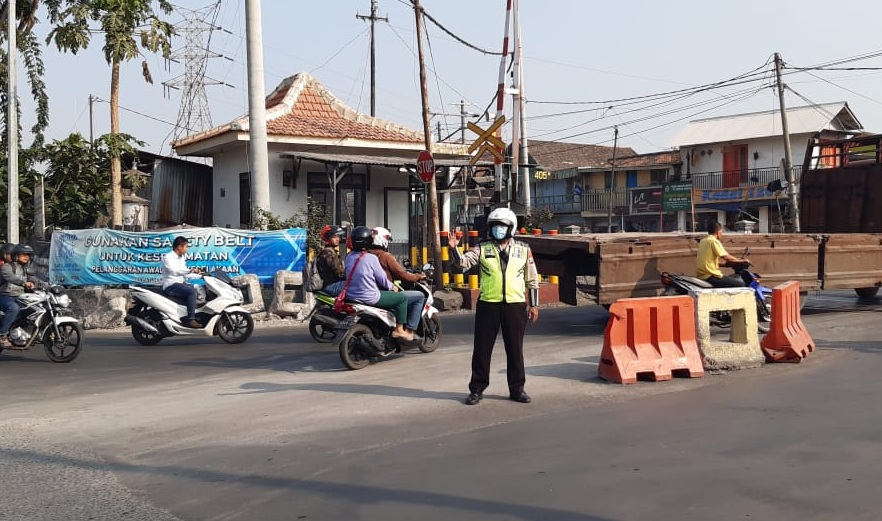 Unit Lantas Polsek Asemrowo Lakukan Pengaturan Pagi, Bantu Keberangkatan Anak Sekolah