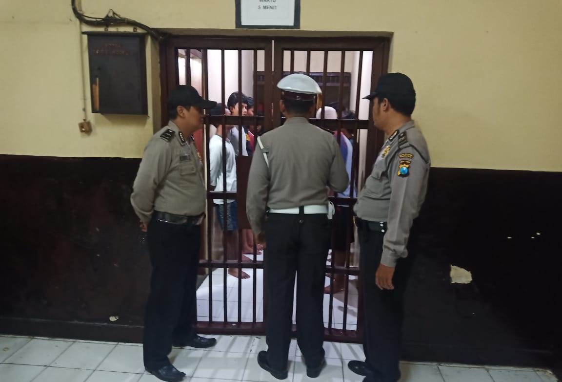 Pantau Kesehatan Tahanan, Polsek Pabean Cantikan Lakukan Pengecekan