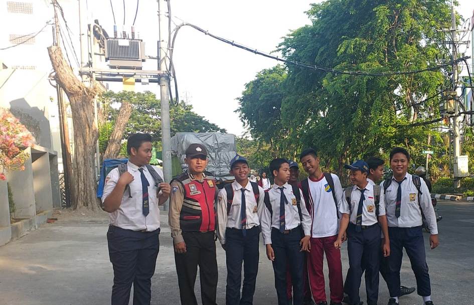 Babinkamtibmas Bongkaran Sambang Sekolah Dalam Rangka Rabu Narsis