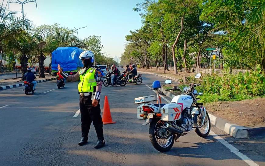 Satlantas Polres Tanjung Perak Lakukan Pengaturan Pagi Cegah Kemacetan
