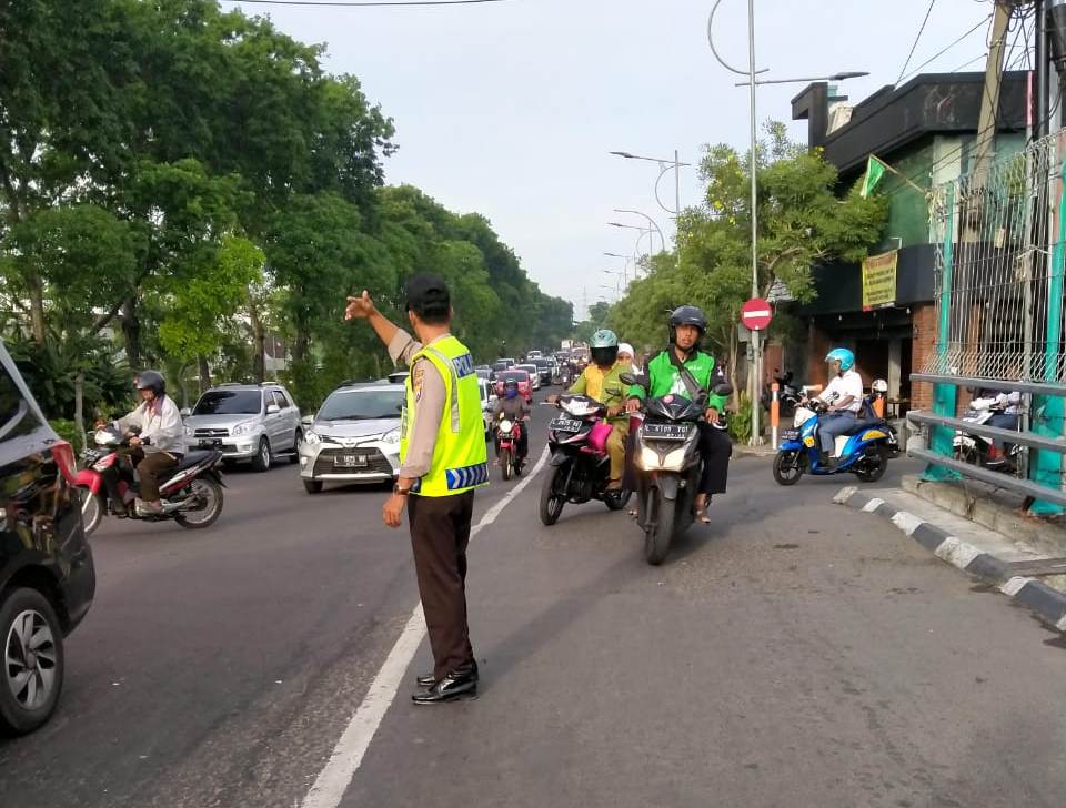 Polsek Asemrowo Beri Pelayanan Masyarakat Melalui Pengaturan Pagi