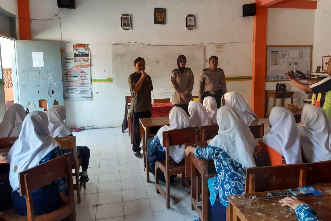 Cegah Tawuran, Babinkamtibmas Morokrembangan Sampaikan Penyuluhan Ke Sekolah