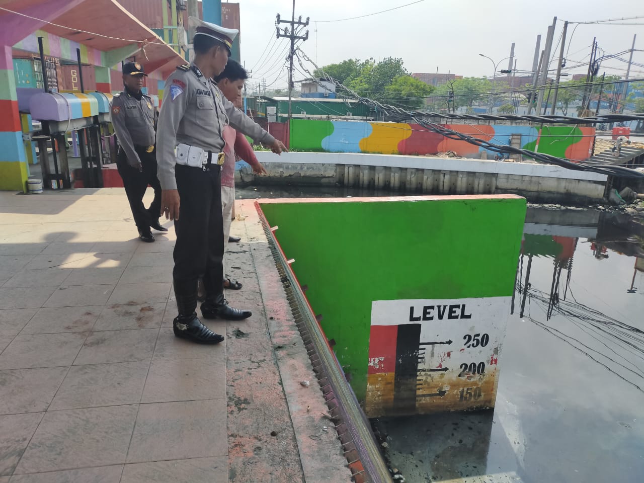 Polsek Asemrowo Lakukan Pemantauan Debit Air, Antisipasi Potensi Banjir
