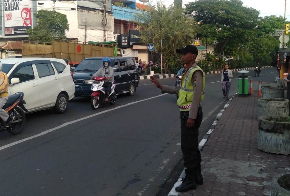 Polsek Semampir Beri Pelayanan Lewat Pengaturan Lalu Lintas Pagi