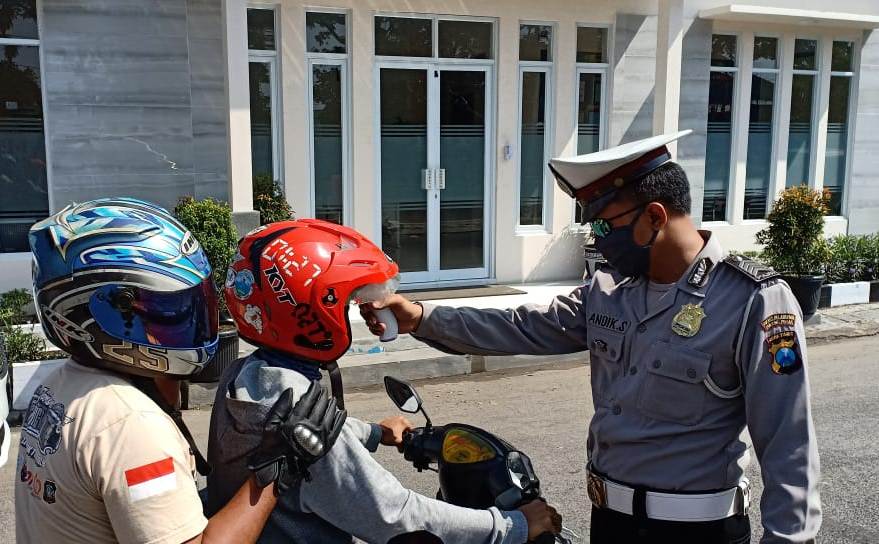 Anggota Piket Pospam Suramadu Lakukan Penyekatan Kendaraan Menuju Madura