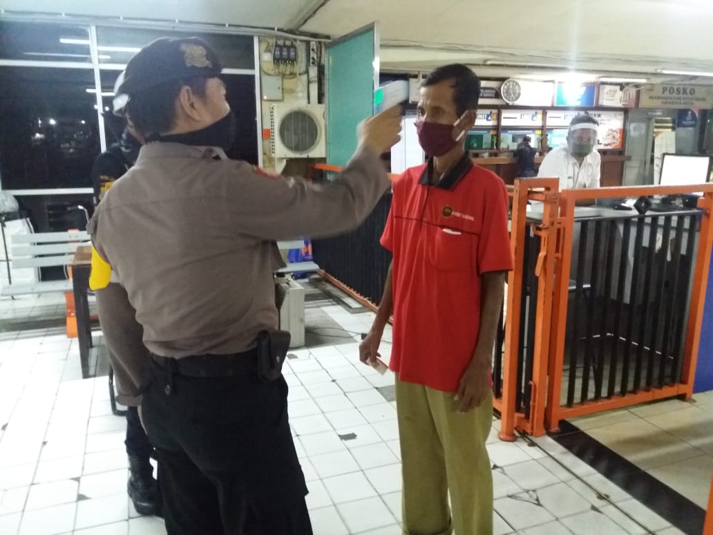 Polsek Pabean Cantikan Lakukan Pemeriksaan Suhu Badan Penumpang Kereta Api