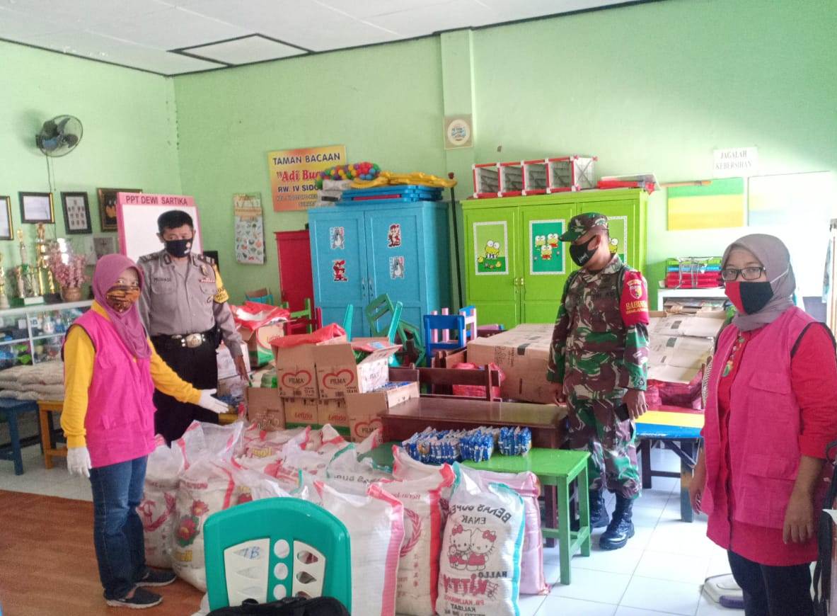 Babinkamtibmas Sidotopo Bagikan Sembako Untuk Warga Kampung Tangguh Terdampak Pandemi Covid-19