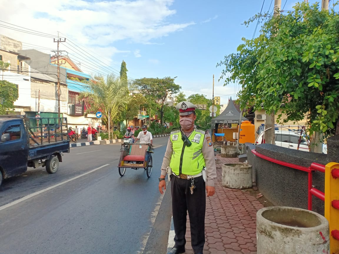 Polsek Semampir Atur Lalu Lintas Pagi Beri Pelayanan Masyarakat