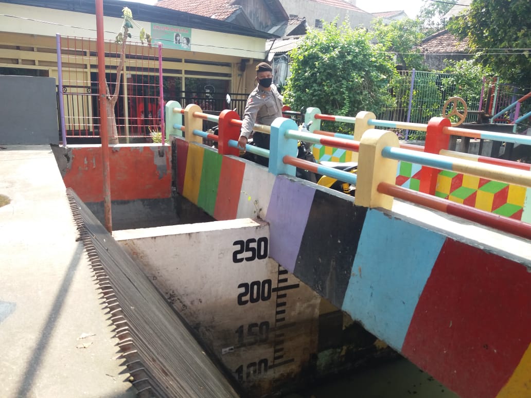 Polsek Krembangan Pantau Debit Air, Antisipasi Potensi Banjir