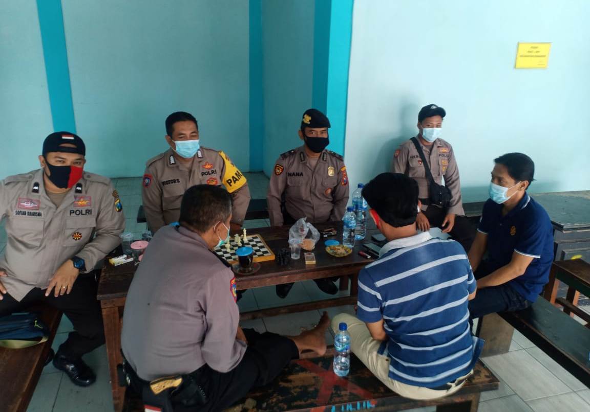 Personil Polsek Semampir PAM Logistik Pilwali di Gudang PPK