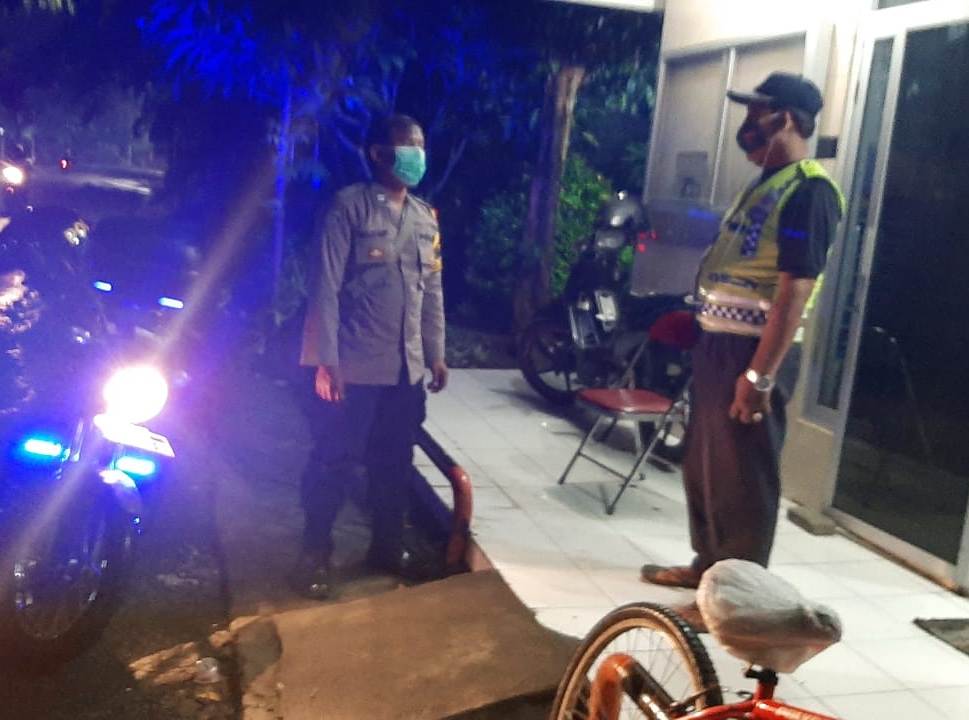 Ciptakan Kondusifitas, Babinkamtibmas Perak Barat Lakukan Patroli Dialogis Bersama Sekuriti Pemukiman