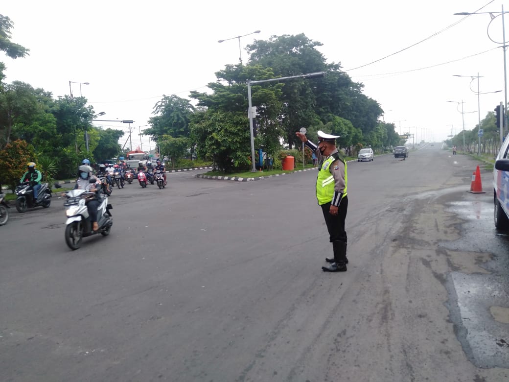 Unit Lantas Polsek Asemrowo Lakukan Pengaturan Pagi Cegah Kemacetan
