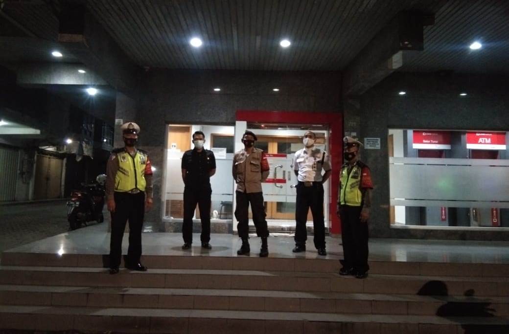 Polsek Pabean Cantikan Lakukan Patroli Malam di Kantor Bank, Antisipasi Tindak Kriminalitas 3C