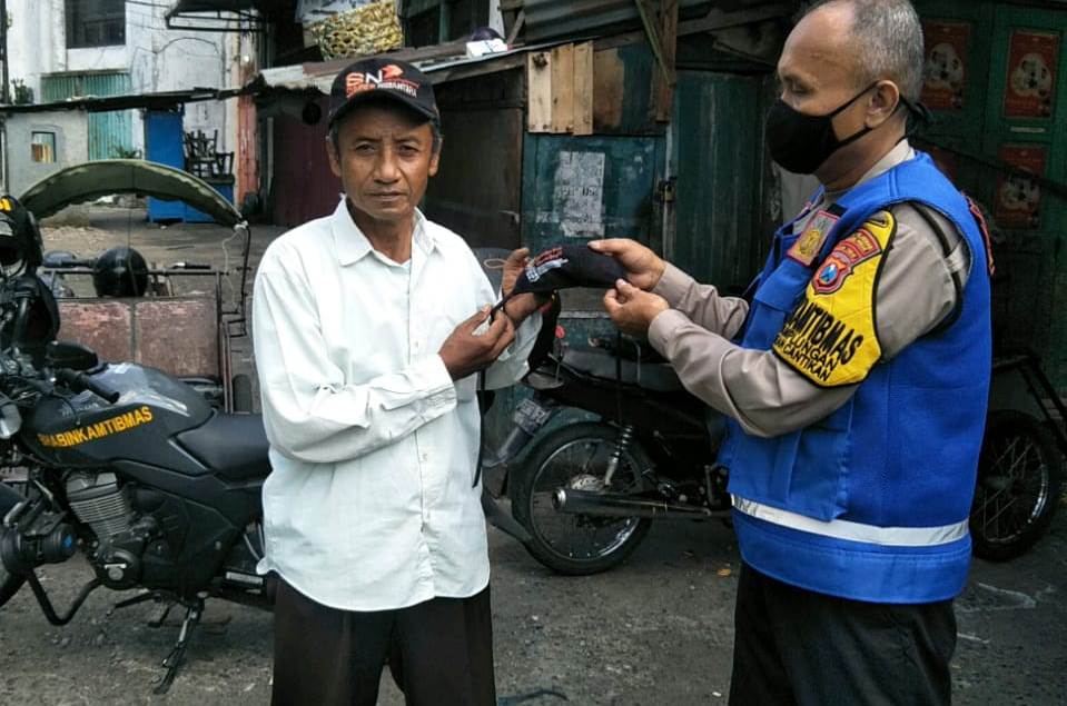 Babinkamtibmas Nyamplungan Bagikan Masker Gratis Kepada Penarik Becak