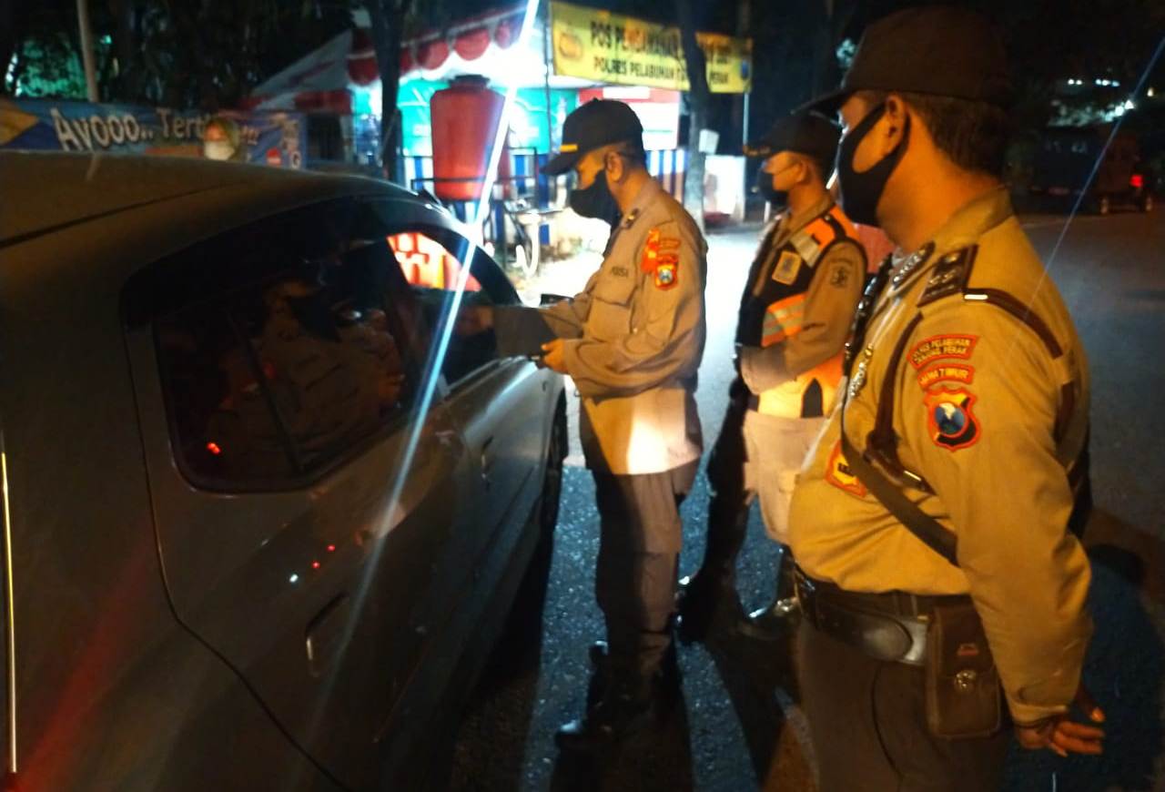 Polsek Krembangan Terus Lakukan Penyekatan di Jalan Laksda M Nasir Bersama Instansi Samping