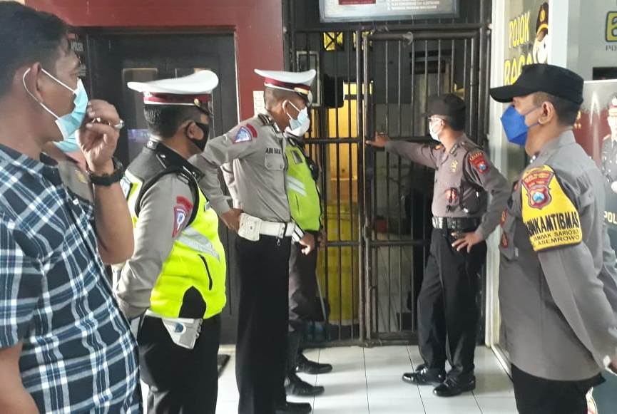 Polsek Asemrowo Pantau Kesehatan Tahanan, Antisipasi Kemungkinan Penyelundupan Barang Terlarang