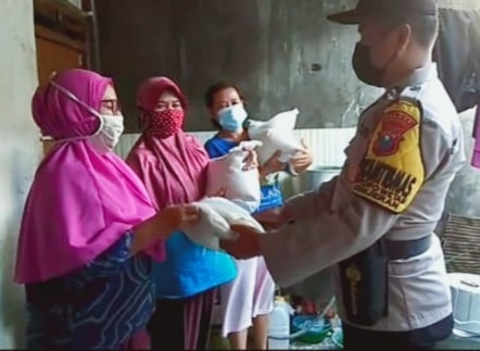 Babinkamtibmas Sidotopo Wetan Serahkan Bantuan Beras Dari Polda Jatim Untuk Warga Kurang Mampu