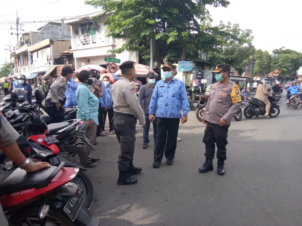 Kapolsek Krembangan Bersama Camat Pimpin Operasi Masker di Pasar Kalianak