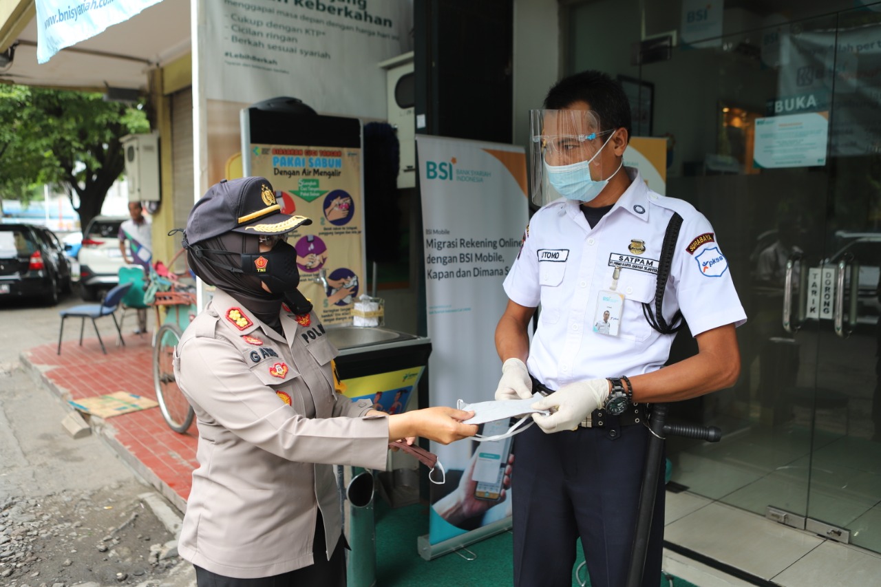 Kapolres Tanjung Perak Pimpin Pembagian 2.000 Masker Pada 9 Lokasi Secara Serentak