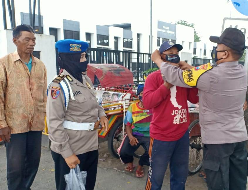 Wakapolsek Kenjeran Gelar Operasi Penertiban Masker di Pasar Tradisional