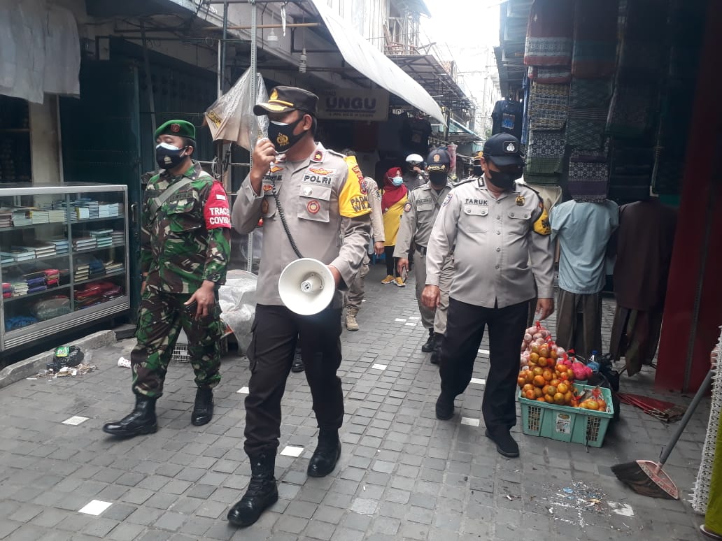 Kapolsek Semampir Sosialisasikan Penerapan PPKM Darurat di Wisata Religi Ampel