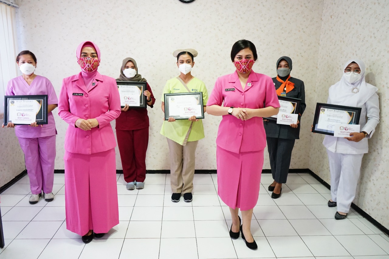 Ketua Bhayangkari Polda Jatim Beri Penghargaan Anggota Bhayangkari Polres Tanjung Perak