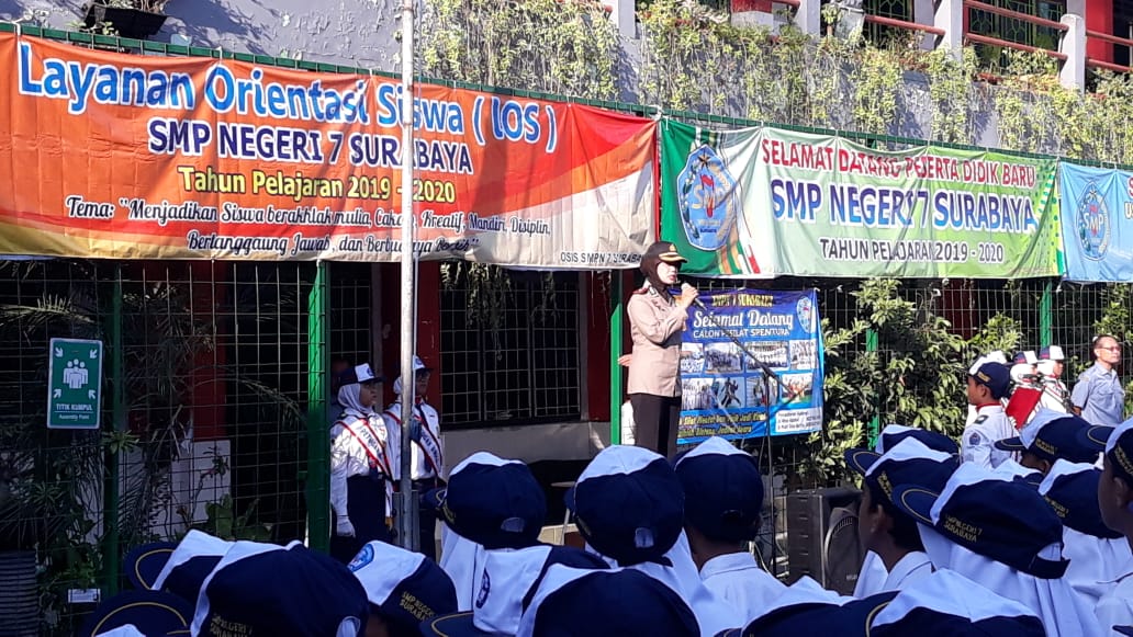Kapolsek Krembangan Pimpin Upacara di SMPN 7, Sampaikan Pesan Rajin Belajar