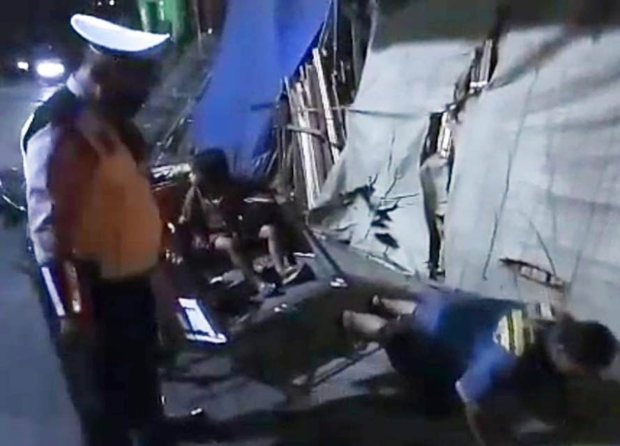 Polsek Asemrowo Bersama Satpol PP & Linmas Gelar Penertiban Masker di Warkop